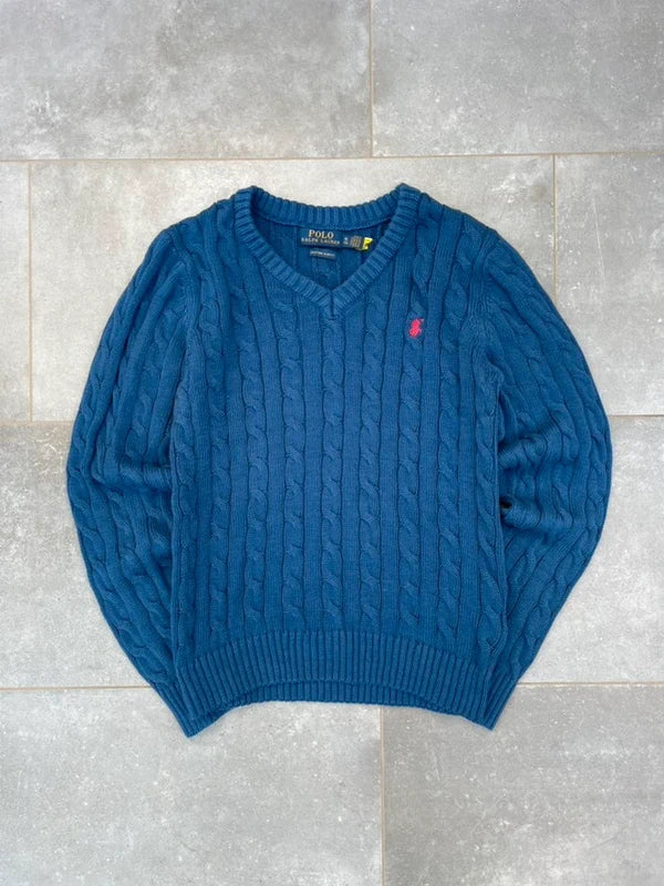 Polo Ralph Lauren Zopfmuster Pullover in Blau mit V-Ausschnitt, Vorderansicht mit rotem Pony-Logo