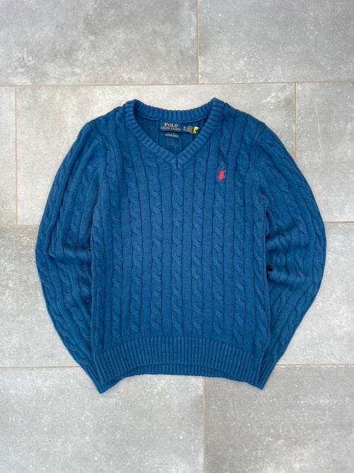Polo Ralph Lauren Zopfmuster Pullover in Blau mit V-Ausschnitt, Vorderansicht mit rotem Pony-Logo